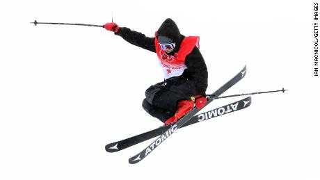 Kenworthy vuela por el aire durante la ronda clasificatoria de patinaje libre masculino de Half Pipe el día 13 de los Juegos Olímpicos de Invierno de Beijing 2022 en Genting Snow Park el 17 de febrero de 2022 en Zhangjiakou, China.