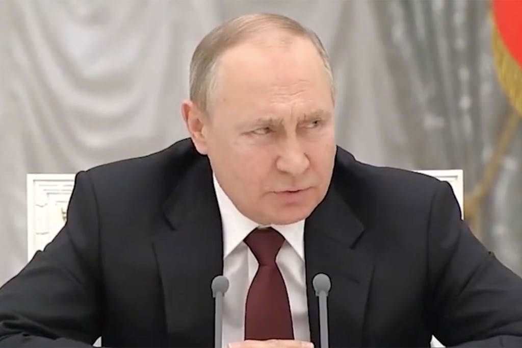 Putin hablando durante una reunión.