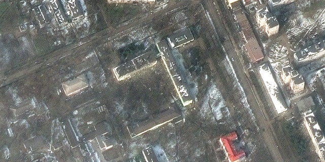 Vistas antes/después del hospital de Mariupol y daños por ataques aéreos (ubicación: 47,096, 37,533)