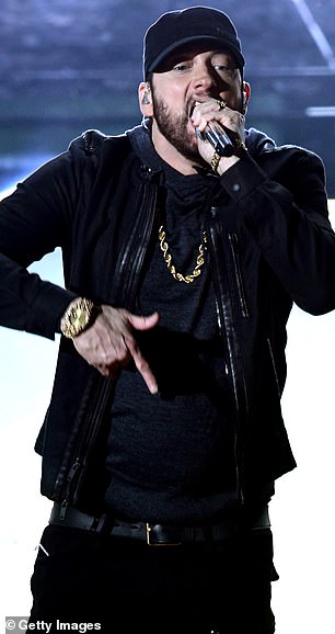 Parton ha indicado que no quiere quitarle votos a los otros candidatos, incluidos Eminem (en la foto) y Carly Simon.