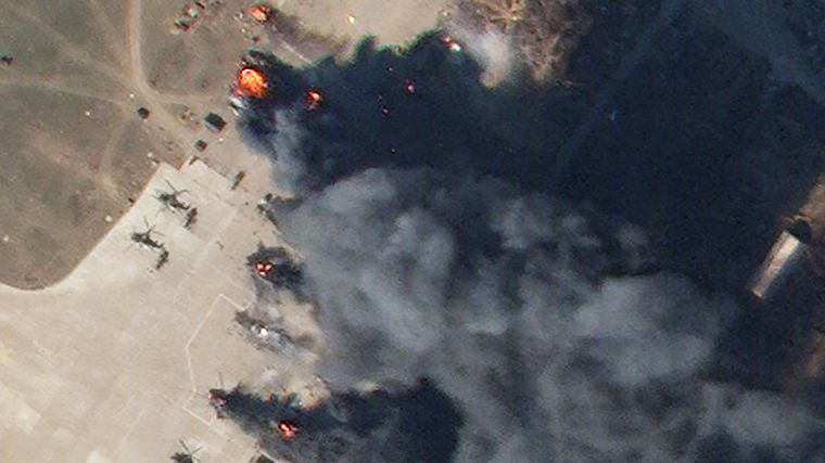 En una parte ampliada de la imagen, se pueden ver helicópteros ardiendo. 