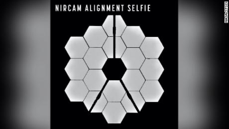 este & quot;  Selfie "  nuevo & quot;  Muestra los 18 segmentos del espejo primario de Webb recolectando luz de la misma estrella.