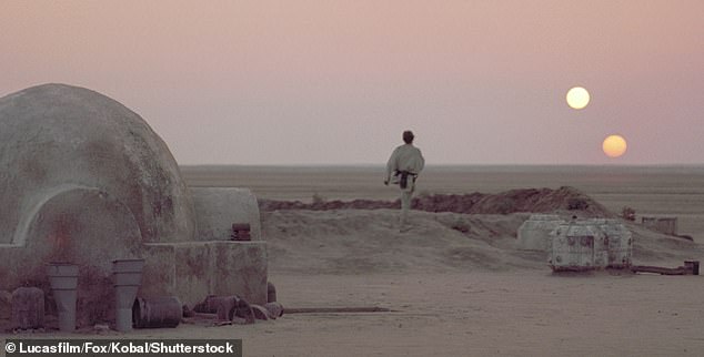 Algunos exoplanetas orbitan dos estrellas a la vez, como Tatooine en la película Star Wars de 1977 (en la foto)