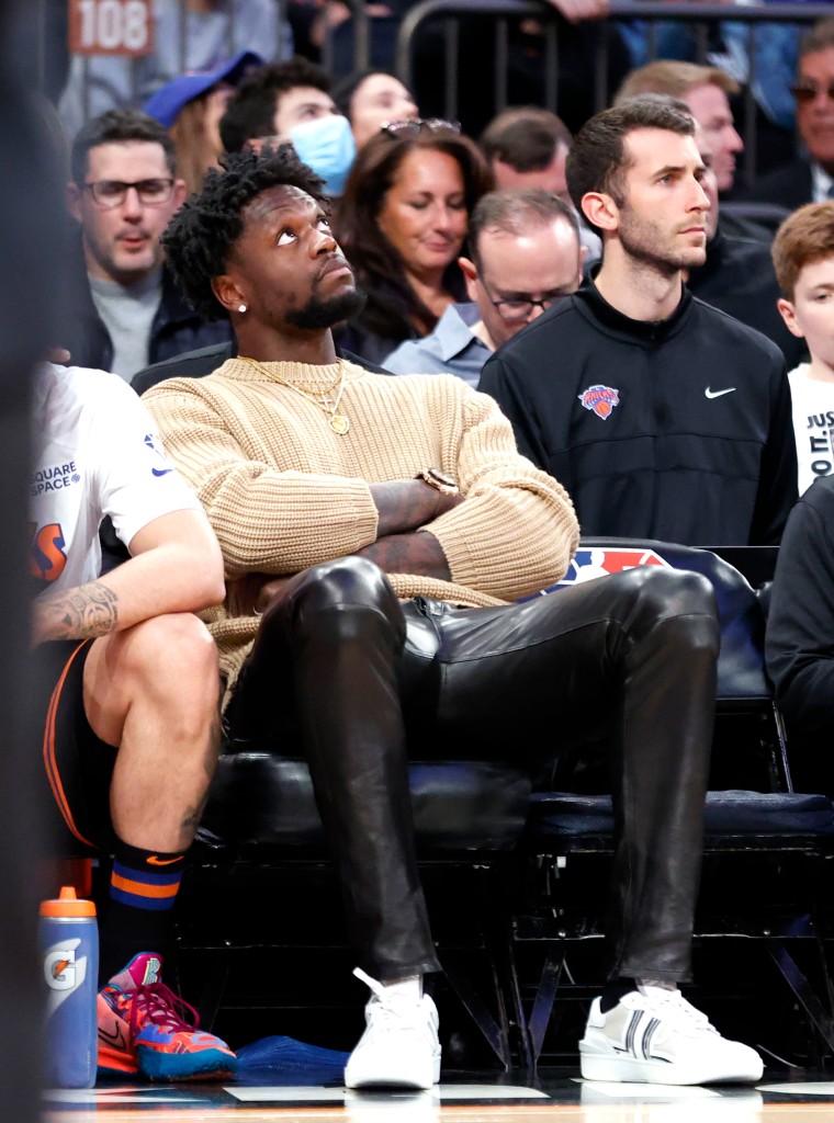 Julius Randle, quien no jugó debido a un doloroso tendón del cuádriceps derecho, observa la derrota de los Knicks.