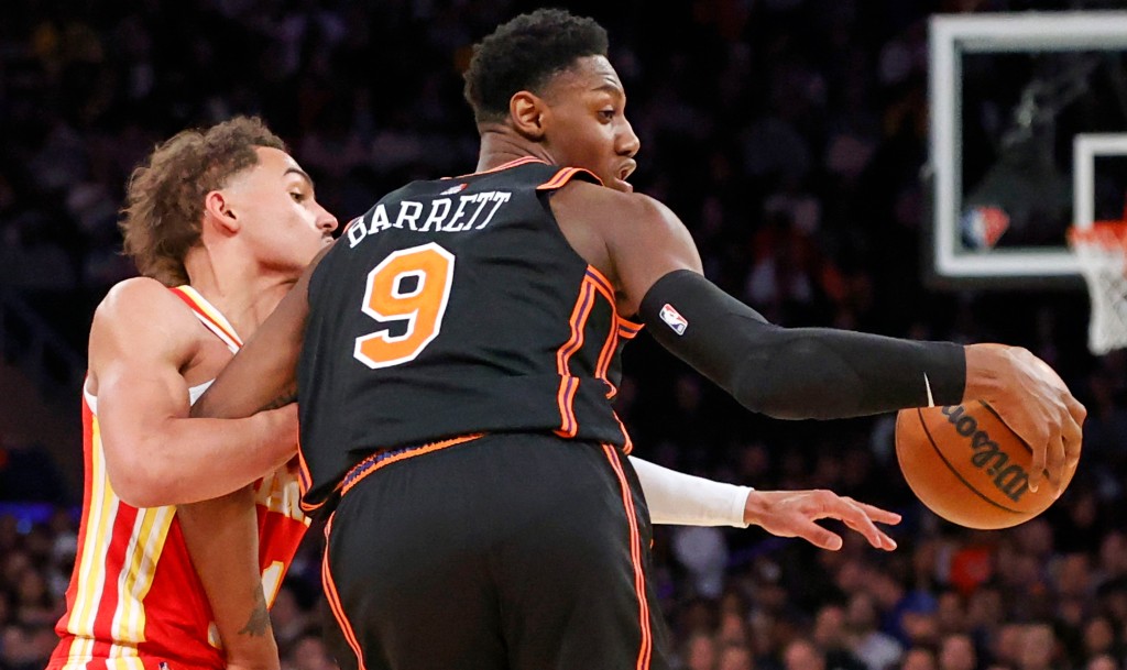 RJ Barrett, quien anotó 30 puntos, hace un movimiento sobre Trae Young durante la derrota de los Knicks.