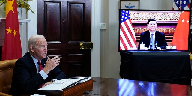 El presidente Biden se reúne aproximadamente con el presidente chino, Xi Jinping, desde la Sala Roosevelt de la Casa Blanca en Washington, el 15 de noviembre de 2021. 