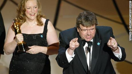 Michael Moore denunció la invasión estadounidense de Irak mientras aceptaba el Premio de la Academia a la Mejor Película Documental en los Premios de la Academia de 2003. 