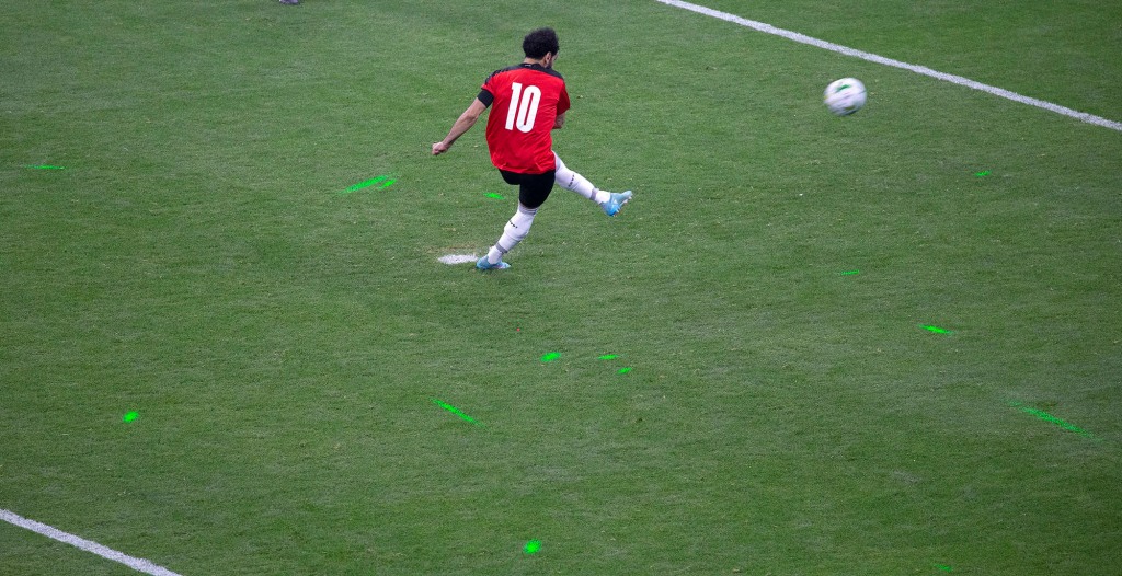 La luz se puede ver desde los punteros láser verdes en el campo cuando Mohamed Salah patea el balón durante una tanda de penaltis.