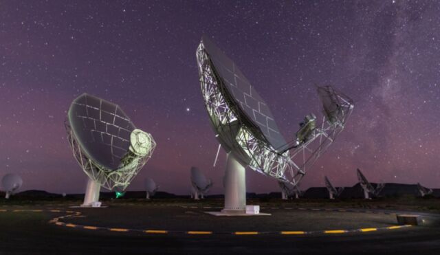 Quince de los 64 platos del radiotelescopio MeerKAT bajo un cielo estrellado en Karoo, Sudáfrica. 