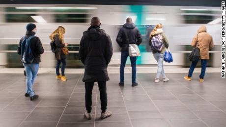 Los pasajeros esperan en el andén de la estación de tren Auber RER en el distrito financiero de París en enero de 2022. 
