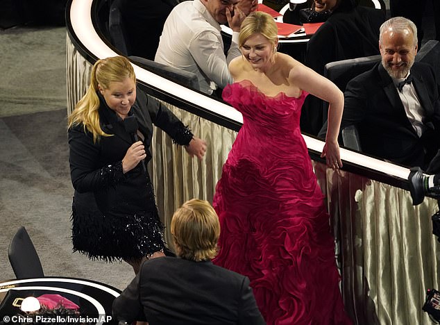 ¡Solo para reír!  Después de que Kirsten Dunst pensara que llenaría los asientos en los Oscar del domingo, Amy Schumer aseguró a los fans que todo era... 