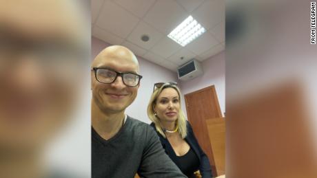 Una foto que muestra a Marina Ovsianikova y uno de sus abogados, Anton Jashinsky, fue publicada en Telegram el martes.