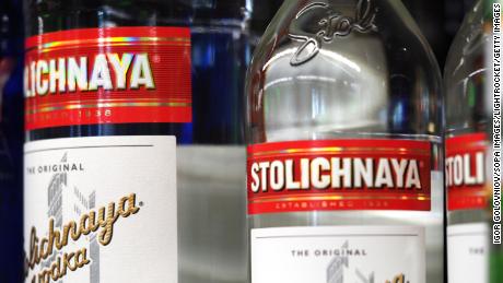 Botellas de vodka Stolichnaya en exhibición en 2020. El vodka, que era mejor conocido por comercializarse como ruso, ahora se venderá y comercializará como Stoli, dijo la compañía en un comunicado.