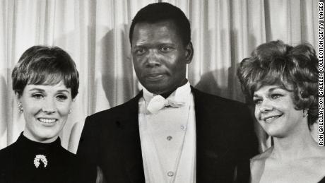 Julie Andrews, Sidney Poitier y Estelle Parsons en los Premios de la Academia de 1968. Poitier había asistido al funeral de Martin Luther King Jr. el día anterior.