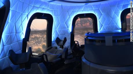 El interior de la cápsula Blue Origin se exhibe el 11 de diciembre de 2021 en Van Horn, Texas. 