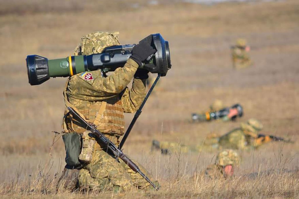 Una foto sin fecha publicada por el Estado Mayor de las Fuerzas Armadas de Ucrania el lunes 14 de febrero de 2022 muestra a soldados ucranianos de la 81.a Brigada Aérea Separada probando sistemas de lanzamiento de misiles antitanque.