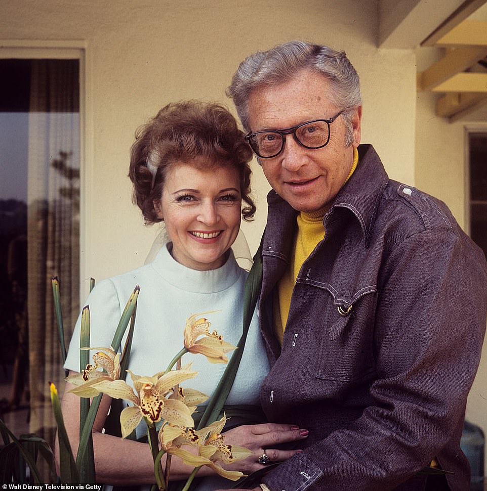 Bond: La leyenda de la comedia y su esposo Allen Lowden originalmente construyeron juntos la casa de tres pisos frente al mar en Carmel Valley, California, a principios de la década de 1980 (la pareja fue fotografiada juntos en 1974)