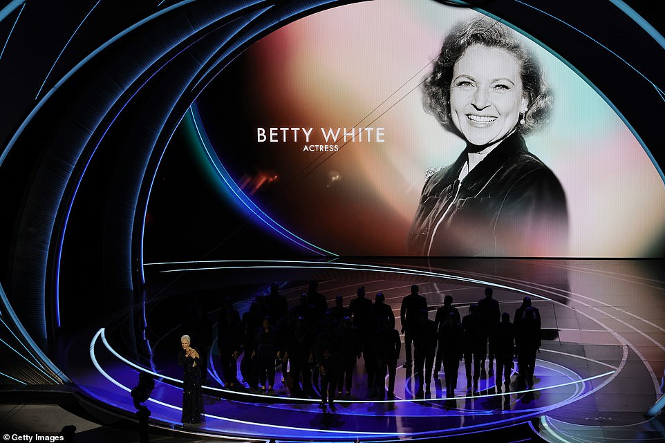 En honor: Betty White apareció durante un clip 