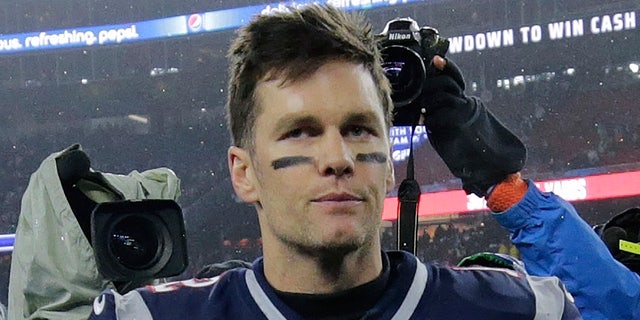 El mariscal de campo de los New England Patriots, Tom Brady, abandonó el campo después de perder un desempate de la NFL ante los Tennessee Titans el 4 de enero de 2020 en Foxboro, Massachusetts.