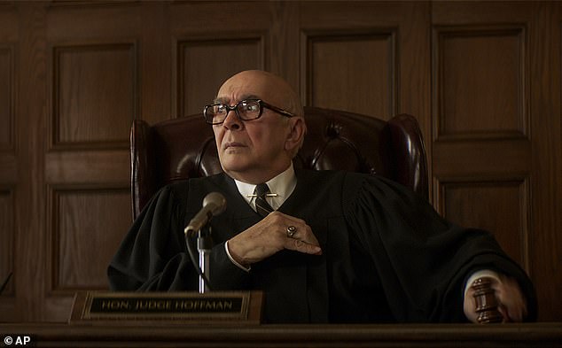 Imágenes de Angela como el juez Julius Hoffmann en el juicio de los 7 de Chicago de 2020