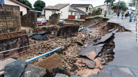 Una carretera y una casa sufrieron graves daños después de las fuertes lluvias en Durban el martes.