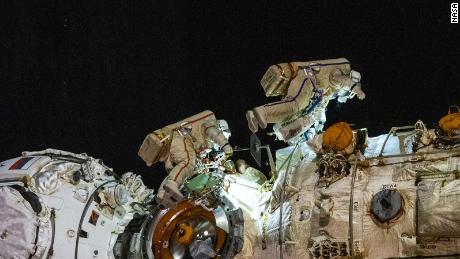 Astronautas rusos activarán el nuevo brazo robótico de la estación espacial