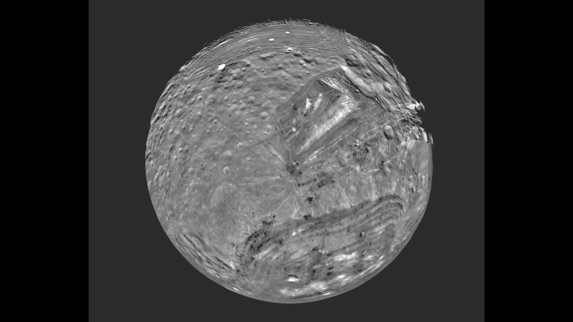 Imagen de 1986 de la Voyager 2 de Miranda, una luna de Urano que lleva el nombre de la hija de Shakespeare, Próspero "tormenta."