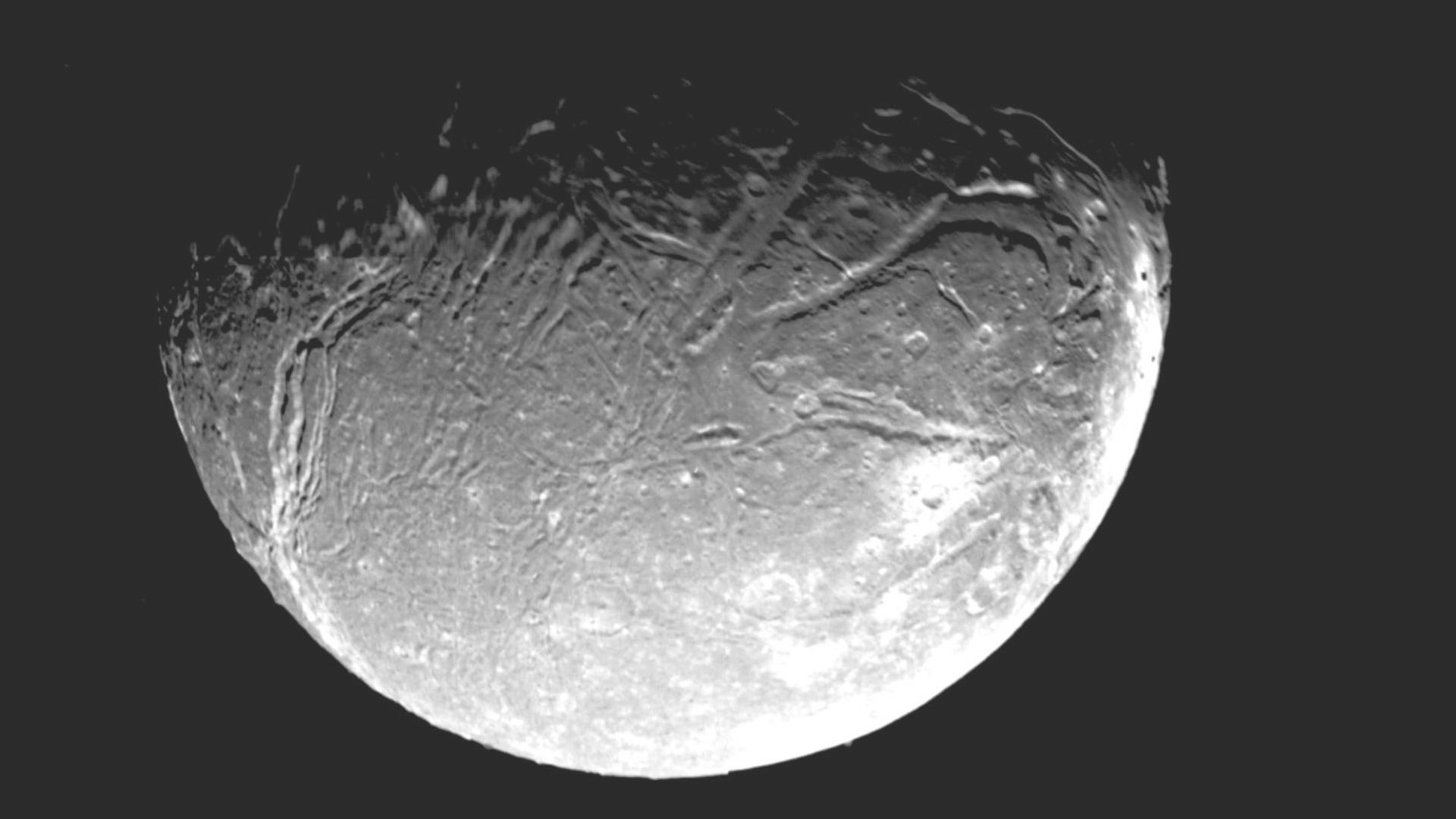 La imagen más detallada de la Voyager 2 de Ariel, la luna de Urano, fue tomada en 1986.