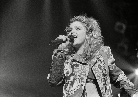 La estrella de rock de Madonna, Madonna, canta al abrir su primera gira nacional de la noche en Seattle.  Es conocida por sus discos y su película que ha llegado a 1 millón de vendedores. "Buscando desesperadamente a Susan, Madonna, cantante de pop rock, Seattle, EE. UU.