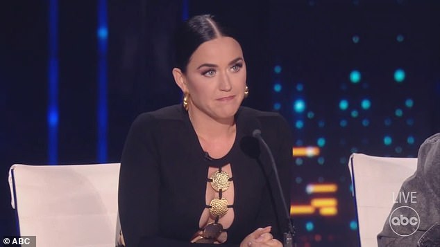 Reacción: Katy Perry reaccionó súper divertida a uno de los 11 mejores concursantes en American Idol durante un desafío de canción único en el episodio del lunes por la noche.
