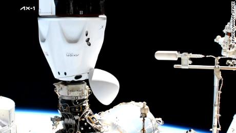 La misión turística de SpaceX acaba de llegar a la Estación Espacial Internacional.  Aquí está todo lo que necesitas saber 