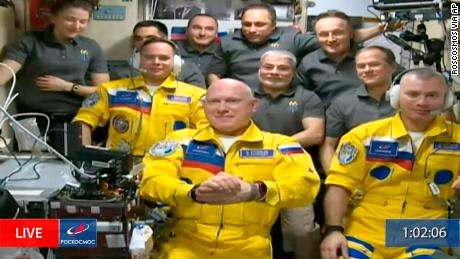 cosmonautas rusos  abrumado & # 39 ;  Un astronauta de la NASA dice sobre la polémica por llegar a la Estación Espacial Internacional en trajes espaciales amarillos