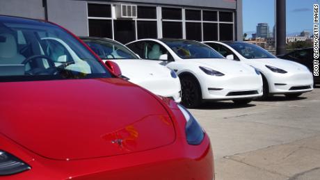 Los automóviles Tesla se encuentran en una venta de garaje el 28 de marzo de 2022 en Chicago, Illinois. 