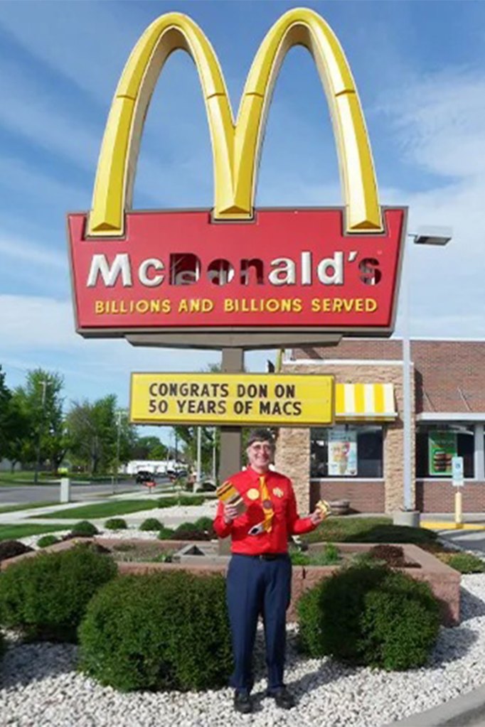 Gorsk frente al McDonald's local, que cuelga su foto en el restaurante.