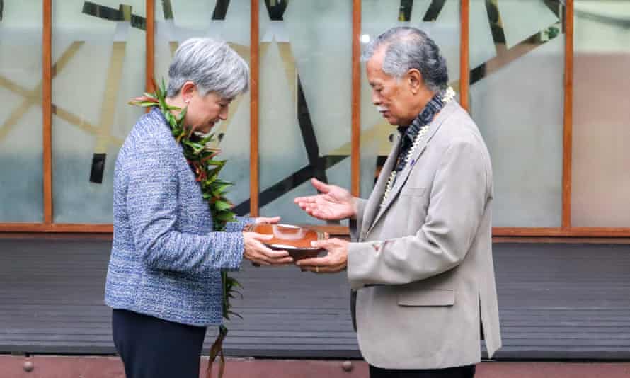 La ministra de Relaciones Exteriores de Australia, Penny Wong, intercambia obsequios con Henry Bona, secretario general del Foro de las Islas del Pacífico en Suva, Fiji.