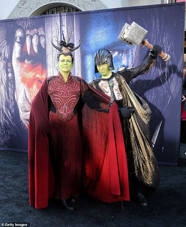 Vestirse: Curtis y su hija Ruby arriba fueron fotografiados en 2016 en el estreno de Warcraft en Hollywood