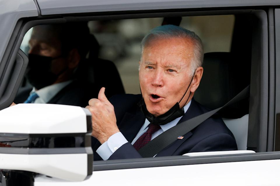 El presidente estadounidense Joe Biden posa después de conducir un Hummer EV durante un recorrido por la planta de ensamblaje de vehículos eléctricos de General Motors en Detroit, Michigan, EE. UU., 17 de noviembre de 2021. REUTERS / Jonathan Ernst IMÁGENES TPX DEL DÍA
