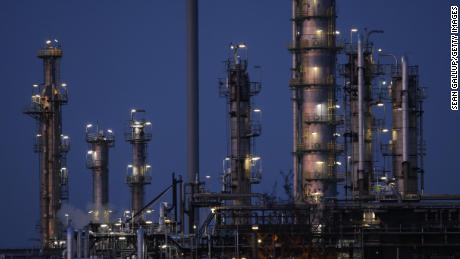 Opinión: La mejor solución al aumento de los precios del gas: gravar a las compañías petroleras