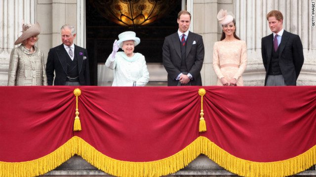La familia real británica saluda a la multitud desde el Palacio de Buckingham durante las celebraciones del Jubileo de Diamante en 2012.