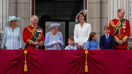 La Reina está rodeada por muchos miembros de la familia real en el balcón del Palacio de Buckingham en Londres el jueves. 