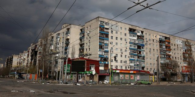 Una vista que muestra edificios de apartamentos dañados por un ataque militar, mientras continúa la ofensiva de Rusia en Ucrania, en Severodonetsk, región de Luhansk, Ucrania, el 16 de abril de 2022. 