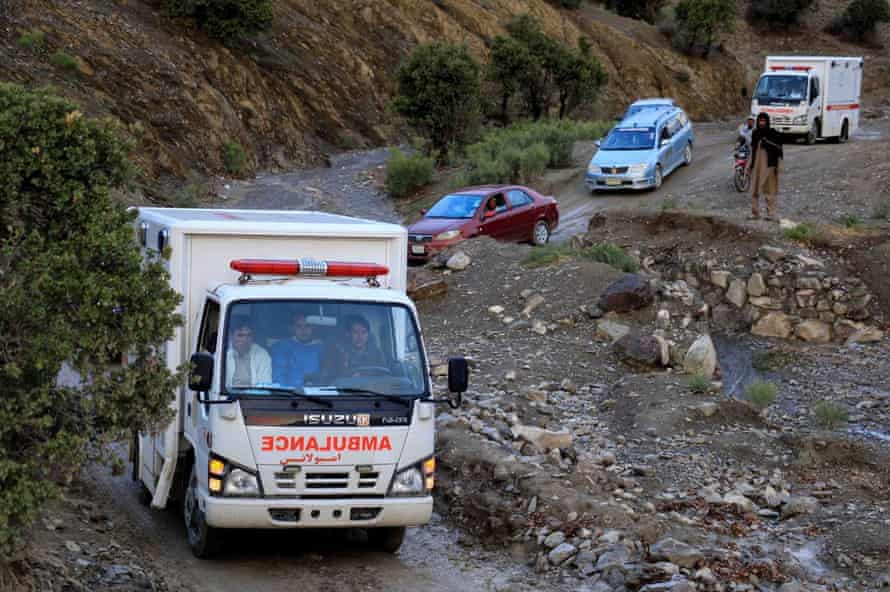 Una ambulancia transporta a las víctimas del terremoto a un hospital en el estado de Paktika.