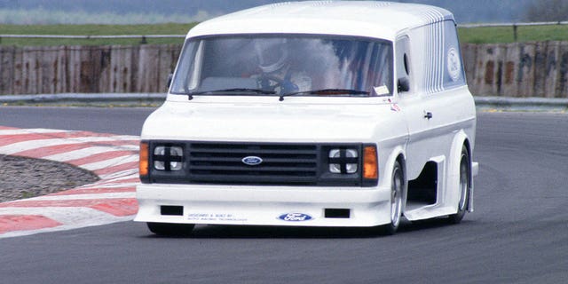 El Supervan de 1984 usó una plataforma modificada del auto de carreras de resistencia Ford C100.