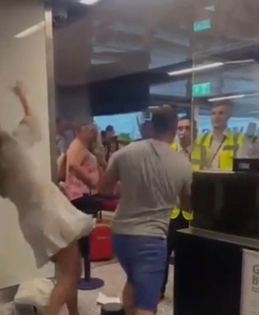 Captura de pantalla de un video de la pelea en el aeropuerto