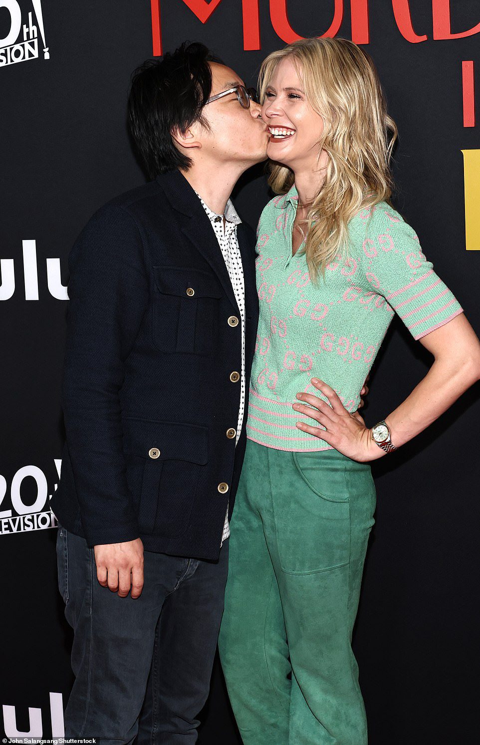Beso: Jimmy O. Yang le da un beso a su novia Bri Kimmel en el estreno de 'Only Murders in the Building'