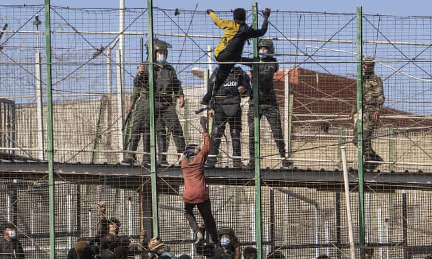 Migrantes escalan los muros que separan Melilla y Marruecos