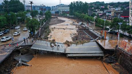 & # 39;  una vez cada mil años & # 39;  La lluvia ha devastado el centro de China, pero se habla poco del cambio climático