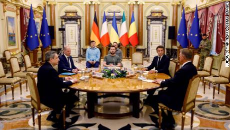 (Desde la izquierda) El primer ministro italiano Mario Draghi, el canciller alemán Olaf Scholz, el presidente ucraniano Volodymyr Zelensky, el presidente francés Emmanuel Macron y el presidente rumano Klaus Iohannis se reúnen para una sesión de trabajo en el Palacio Mariinsky en Kyiv el 16 de junio de 2022. 