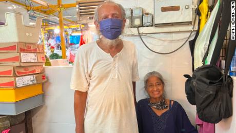 El vendedor de pollos Muhammed Gillihar y su esposa en su tienda en Singapur.
