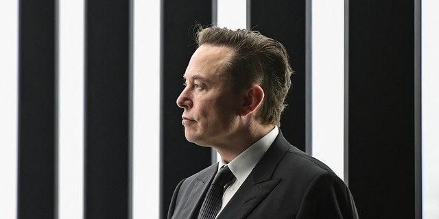 El CEO de Tesla, Elon Musk, asistiendo al inicio de la producción en Tesla's "fábrica de gigas" El 22 de marzo de 2022 en Gruenheide, al sureste de Berlín.  (Foto de Patrick Pleul/Pool/AFP) (Foto de PATRICK PLEUL/POOL/AFP vía Getty Images)